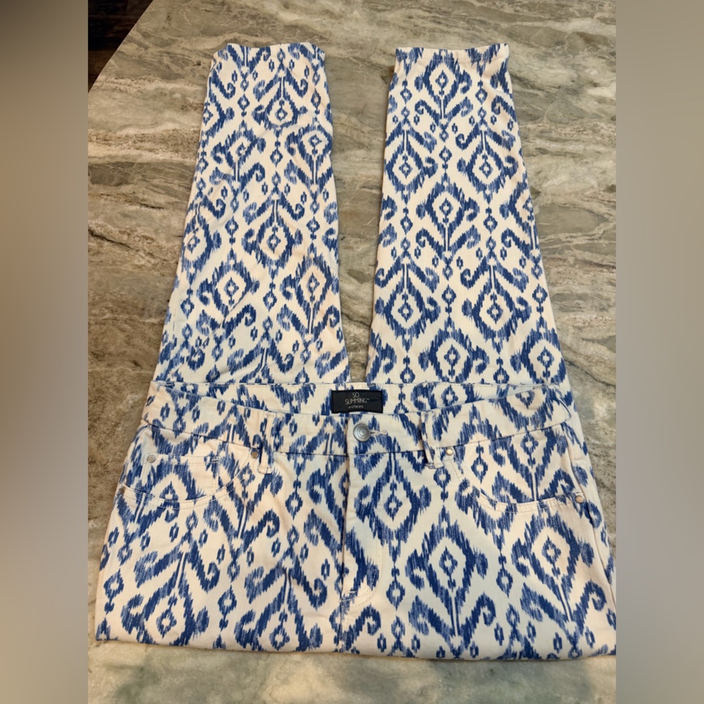 Sol Slimming by Chico’s Blue White Ikat Capri Pants Size 1 medium